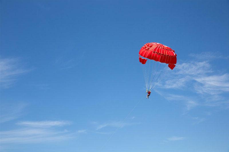 带着红色降落伞跳伞